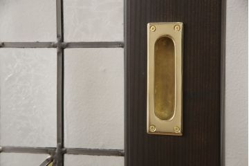 ステンドグラス入りの上吊り引き戸を新規製作!当店オーダー家具のデザインを参考にステンドグラスを製作。吊り戸仕様への加工、真鍮引手金具を取り付け。色味は当店商品を参考に着色。(建具、ガラス戸)