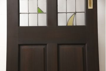 ステンドグラス入りの上吊り引き戸を新規製作!当店オーダー家具のデザインを参考にステンドグラスを製作。吊り戸仕様への加工、真鍮引手金具を取り付け。色味は当店商品を参考に着色。(建具、ガラス戸)