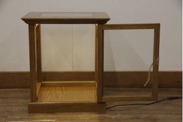 ショーケースを新規製作!天板・側面は強化ガラス使用し、右開き戸仕様で、鍵を取付け。天板裏にLED照明を取付け。色味は当店商品を参考に着色(ガラスケース、陳列棚、飾り棚、ディスプレイ)