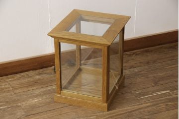 ショーケースを新規製作!天板・側面は強化ガラス使用し、右開き戸仕様で、鍵を取付け。天板裏にLED照明を取付け。色味は当店商品を参考に着色(ガラスケース、陳列棚、飾り棚、ディスプレイ)