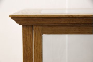 ショーケースを新規製作!天板・側面は強化ガラス使用し、右開き戸仕様で、鍵を取付け。天板裏にLED照明を取付け。色味は当店商品を参考に着色(ガラスケース、陳列棚、飾り棚、ディスプレイ)