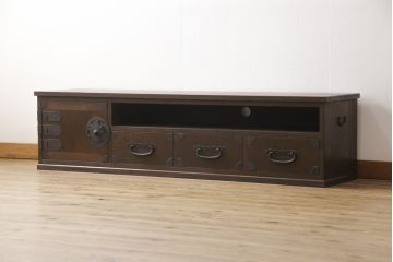 テレビ台を新規製作!ご要望のサイズ・デザインにて。台輪を取付け、配線穴あけ加工。取っ手や装飾金具は古金具を使用。(ローボード、ローチェスト、テレビボード、サイドボード)