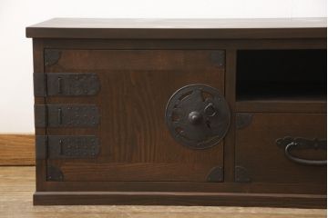 テレビ台を新規製作!ご要望のサイズ・デザインにて。台輪を取付け、配線穴あけ加工。取っ手や装飾金具は古金具を使用。(ローボード、ローチェスト、テレビボード、サイドボード)