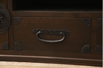 テレビ台を新規製作!ご要望のサイズ・デザインにて。台輪を取付け、配線穴あけ加工。取っ手や装飾金具は古金具を使用。(ローボード、ローチェスト、テレビボード、サイドボード)