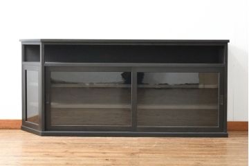 食器棚を新規製作!最上段はオープンラック、下段はガラス戸、左側は斜め側面仕様。棚板は左右各2枚製作し、中央でセパレート。天板・台輪を取付け。色味は当店商品を参考に墨色に着色。(キャビネット、戸棚、収納棚)