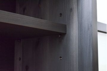 食器棚を新規製作!最上段はオープンラック、下段はガラス戸、左側は斜め側面仕様。棚板は左右各2枚製作し、中央でセパレート。天板・台輪を取付け。色味は当店商品を参考に墨色に着色。(キャビネット、戸棚、収納棚)