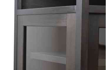 食器棚を新規製作!最上段はオープンラック、下段はガラス戸、左側は斜め側面仕様。棚板は左右各2枚製作し、中央でセパレート。天板・台輪を取付け。色味は当店商品を参考に墨色に着色。(キャビネット、戸棚、収納棚)