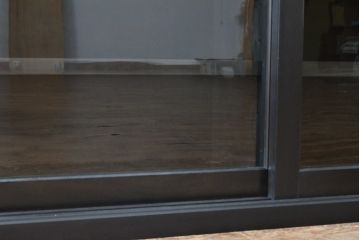 食器棚を新規製作!最上段はオープンラック、下段はガラス戸、左側は斜め側面仕様。棚板は左右各2枚製作し、中央でセパレート。天板・台輪を取付け。色味は当店商品を参考に墨色に着色。(キャビネット、戸棚、収納棚)