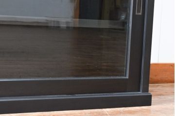 食器棚を新規製作!最上段はオープンラック、下段はガラス戸、左側は斜め側面仕様。棚板は左右各2枚製作し、中央でセパレート。天板・台輪を取付け。色味は当店商品を参考に墨色に着色。(キャビネット、戸棚、収納棚)
