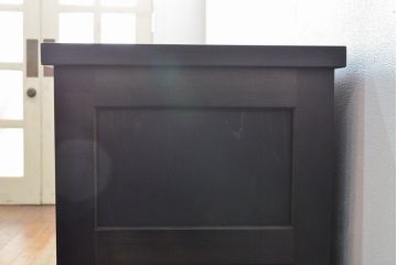 食器棚を新規製作!最上段はオープンラック、下段はガラス戸、左側は斜め側面仕様。棚板は左右各2枚製作し、中央でセパレート。天板・台輪を取付け。色味は当店商品を参考に墨色に着色。(キャビネット、戸棚、収納棚)