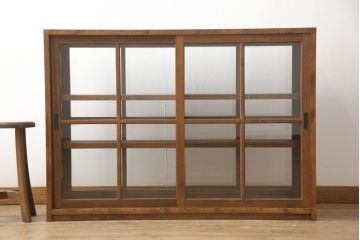 戸棚を新規製作!本体はヒノキ、十字桟入両面引き戸は杉材で製作。台輪を取付け、当店商品を参考に着色、ワックス仕上げ。(収納棚、キャビネット)