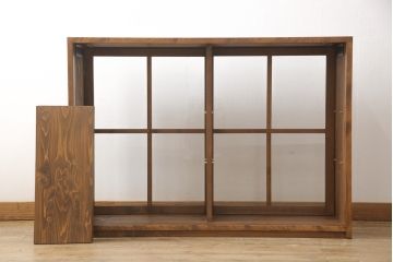 戸棚を新規製作!本体はヒノキ、十字桟入両面引き戸は杉材で製作。台輪を取付け、当店商品を参考に着色、ワックス仕上げ。(収納棚、キャビネット)