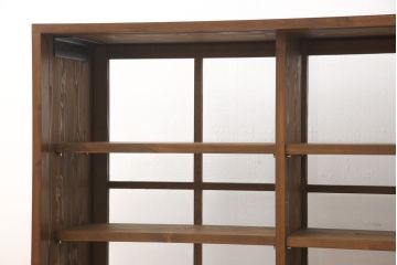 戸棚を新規製作!本体はヒノキ、十字桟入両面引き戸は杉材で製作。台輪を取付け、当店商品を参考に着色、ワックス仕上げ。(収納棚、キャビネット)