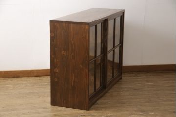 戸棚を新規製作!本体はヒノキ、十字桟入両面引き戸は杉材で製作。台輪を取付け、当店商品を参考に着色、ワックス仕上げ。(収納棚、キャビネット)