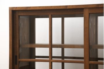 戸棚を新規製作!本体はヒノキ、十字桟入両面引き戸は杉材で製作。台輪を取付け、当店商品を参考に着色、ワックス仕上げ。(収納棚、キャビネット)