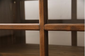戸棚を新規製作!本体はヒノキ、十字桟入両面引き戸は杉材で製作。台輪を取付け、当店商品を参考に着色、ワックス仕上げ。(収納棚、キャビネット)