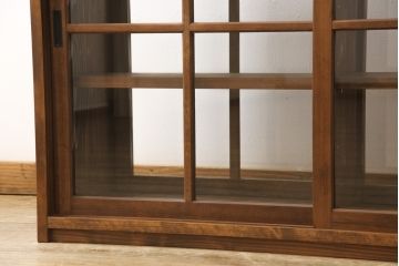戸棚を新規製作!本体はヒノキ、十字桟入両面引き戸は杉材で製作。台輪を取付け、当店商品を参考に着色、ワックス仕上げ。(収納棚、キャビネット)