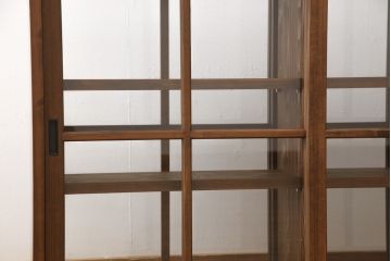 戸棚を新規製作!本体はヒノキ、十字桟入両面引き戸は杉材で製作。台輪を取付け、当店商品を参考に着色、ワックス仕上げ。(収納棚、キャビネット)