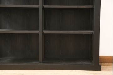戸棚を新規製作!ご希望のサイズで、デザインは框組・3面クリアガラスにて。葵の取っ手を取り付け、外側からみて建具の桟と棚板が重なるよう調整。棚内部はご希望の高さで、棚板は取り外し可能な左右分割式。色味は当店商品を参考に着色。(戸棚、食器棚、ガラスケース、ショーケース)