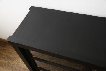 戸棚を新規製作!ご希望のサイズで、デザインは框組・3面クリアガラスにて。葵の取っ手を取り付け、外側からみて建具の桟と棚板が重なるよう調整。棚内部はご希望の高さで、棚板は取り外し可能な左右分割式。色味は当店商品を参考に着色。(戸棚、食器棚、ガラスケース、ショーケース)