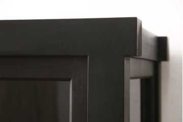 戸棚を新規製作!ご希望のサイズで、デザインは框組・3面クリアガラスにて。葵の取っ手を取り付け、外側からみて建具の桟と棚板が重なるよう調整。棚内部はご希望の高さで、棚板は取り外し可能な左右分割式。色味は当店商品を参考に着色。(戸棚、食器棚、ガラスケース、ショーケース)
