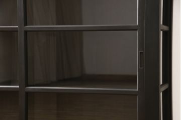 戸棚を新規製作!ご希望のサイズで、デザインは框組・3面クリアガラスにて。葵の取っ手を取り付け、外側からみて建具の桟と棚板が重なるよう調整。棚内部はご希望の高さで、棚板は取り外し可能な左右分割式。色味は当店商品を参考に着色。(戸棚、食器棚、ガラスケース、ショーケース)
