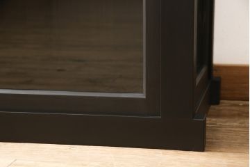 戸棚を新規製作!ご希望のサイズで、デザインは框組・3面クリアガラスにて。葵の取っ手を取り付け、外側からみて建具の桟と棚板が重なるよう調整。棚内部はご希望の高さで、棚板は取り外し可能な左右分割式。色味は当店商品を参考に着色。(戸棚、食器棚、ガラスケース、ショーケース)
