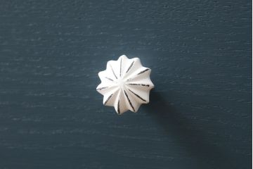 脚付きテレビボードを新規製作!当店のオーダー家具を参考にご希望のサイズで。天板、脚、取っ手を取り付け。ネイビーカラーにペイント。(リビングボード、チェスト、引き出し)