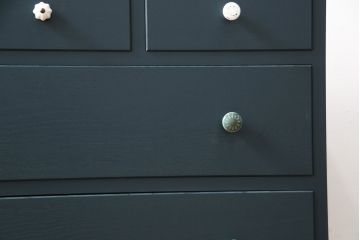 脚付きテレビボードを新規製作!当店のオーダー家具を参考にご希望のサイズで。天板、脚、取っ手を取り付け。ネイビーカラーにペイント。(リビングボード、チェスト、引き出し)