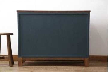 脚付きテレビボードを新規製作!当店のオーダー家具を参考にご希望のサイズで。天板、脚、取っ手を取り付け。ネイビーカラーにペイント。(リビングボード、チェスト、引き出し)
