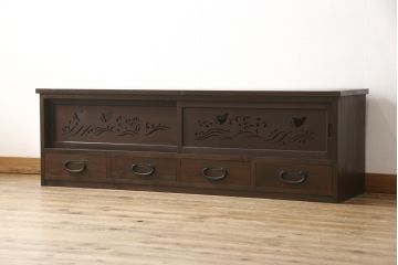 ローボードを新規製作!当店のオーダー家具を参考にご希望のサイズで。建具にレーザー加工を施した波千鳥を取り入れ、後ろにクリアガラス。引き出し4杯、戸棚内は棚板を1枚設置。棚内部に穴あけ加工を施し、色味はチェスナット系に着色。(テレビ台、テレビボード、サイドボード、収納棚、戸棚)