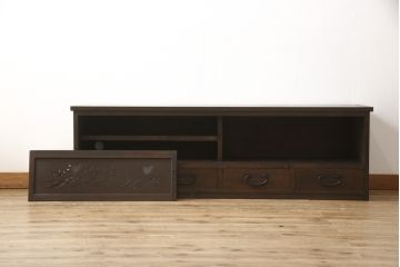 ローボードを新規製作!当店のオーダー家具を参考にご希望のサイズで。建具にレーザー加工を施した波千鳥を取り入れ、後ろにクリアガラス。引き出し4杯、戸棚内は棚板を1枚設置。棚内部に穴あけ加工を施し、色味はチェスナット系に着色。(テレビ台、テレビボード、サイドボード、収納棚、戸棚)