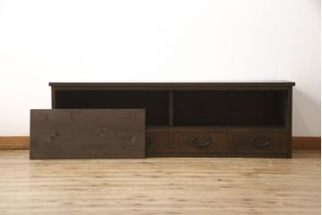 ローボードを新規製作!当店のオーダー家具を参考にご希望のサイズで。建具にレーザー加工を施した波千鳥を取り入れ、後ろにクリアガラス。引き出し4杯、戸棚内は棚板を1枚設置。棚内部に穴あけ加工を施し、色味はチェスナット系に着色。(テレビ台、テレビボード、サイドボード、収納棚、戸棚)
