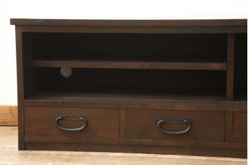 ローボードを新規製作!当店のオーダー家具を参考にご希望のサイズで。建具にレーザー加工を施した波千鳥を取り入れ、後ろにクリアガラス。引き出し4杯、戸棚内は棚板を1枚設置。棚内部に穴あけ加工を施し、色味はチェスナット系に着色。(テレビ台、テレビボード、サイドボード、収納棚、戸棚)