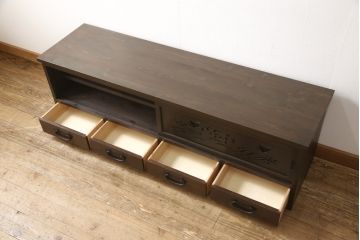 ローボードを新規製作!当店のオーダー家具を参考にご希望のサイズで。建具にレーザー加工を施した波千鳥を取り入れ、後ろにクリアガラス。引き出し4杯、戸棚内は棚板を1枚設置。棚内部に穴あけ加工を施し、色味はチェスナット系に着色。(テレビ台、テレビボード、サイドボード、収納棚、戸棚)