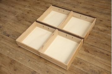 ローボードを新規製作!当店のオーダー家具を参考にご希望のサイズで。建具にレーザー加工を施した波千鳥を取り入れ、後ろにクリアガラス。引き出し4杯、戸棚内は棚板を1枚設置。棚内部に穴あけ加工を施し、色味はチェスナット系に着色。(テレビ台、テレビボード、サイドボード、収納棚、戸棚)