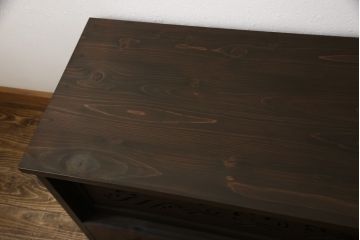 ローボードを新規製作!当店のオーダー家具を参考にご希望のサイズで。建具にレーザー加工を施した波千鳥を取り入れ、後ろにクリアガラス。引き出し4杯、戸棚内は棚板を1枚設置。棚内部に穴あけ加工を施し、色味はチェスナット系に着色。(テレビ台、テレビボード、サイドボード、収納棚、戸棚)