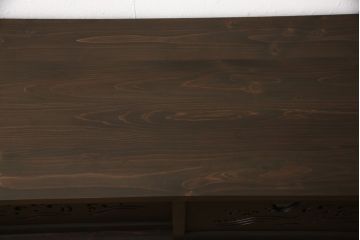 ローボードを新規製作!当店のオーダー家具を参考にご希望のサイズで。建具にレーザー加工を施した波千鳥を取り入れ、後ろにクリアガラス。引き出し4杯、戸棚内は棚板を1枚設置。棚内部に穴あけ加工を施し、色味はチェスナット系に着色。(テレビ台、テレビボード、サイドボード、収納棚、戸棚)