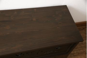 ローボードを新規製作!当店のオーダー家具を参考にご希望のサイズで。建具にレーザー加工を施した波千鳥を取り入れ、後ろにクリアガラス。引き出し4杯、戸棚内は棚板を1枚設置。棚内部に穴あけ加工を施し、色味はチェスナット系に着色。(テレビ台、テレビボード、サイドボード、収納棚、戸棚)