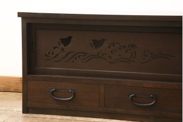 ローボードを新規製作!当店のオーダー家具を参考にご希望のサイズで。建具にレーザー加工を施した波千鳥を取り入れ、後ろにクリアガラス。引き出し4杯、戸棚内は棚板を1枚設置。棚内部に穴あけ加工を施し、色味はチェスナット系に着色。(テレビ台、テレビボード、サイドボード、収納棚、戸棚)