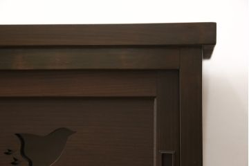 ローボードを新規製作!当店のオーダー家具を参考にご希望のサイズで。建具にレーザー加工を施した波千鳥を取り入れ、後ろにクリアガラス。引き出し4杯、戸棚内は棚板を1枚設置。棚内部に穴あけ加工を施し、色味はチェスナット系に着色。(テレビ台、テレビボード、サイドボード、収納棚、戸棚)
