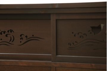 ローボードを新規製作!当店のオーダー家具を参考にご希望のサイズで。建具にレーザー加工を施した波千鳥を取り入れ、後ろにクリアガラス。引き出し4杯、戸棚内は棚板を1枚設置。棚内部に穴あけ加工を施し、色味はチェスナット系に着色。(テレビ台、テレビボード、サイドボード、収納棚、戸棚)
