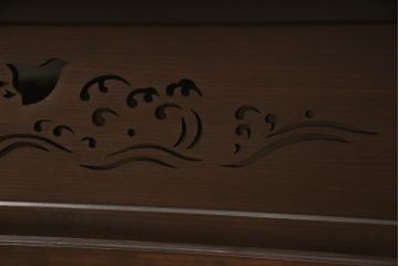 ローボードを新規製作!当店のオーダー家具を参考にご希望のサイズで。建具にレーザー加工を施した波千鳥を取り入れ、後ろにクリアガラス。引き出し4杯、戸棚内は棚板を1枚設置。棚内部に穴あけ加工を施し、色味はチェスナット系に着色。(テレビ台、テレビボード、サイドボード、収納棚、戸棚)