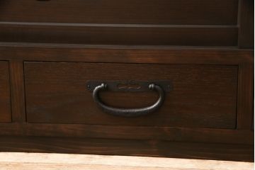 ローボードを新規製作!当店のオーダー家具を参考にご希望のサイズで。建具にレーザー加工を施した波千鳥を取り入れ、後ろにクリアガラス。引き出し4杯、戸棚内は棚板を1枚設置。棚内部に穴あけ加工を施し、色味はチェスナット系に着色。(テレビ台、テレビボード、サイドボード、収納棚、戸棚)