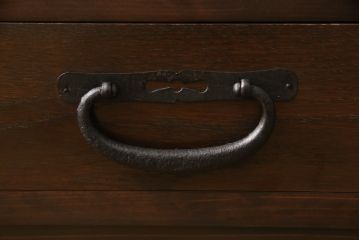 ローボードを新規製作!当店のオーダー家具を参考にご希望のサイズで。建具にレーザー加工を施した波千鳥を取り入れ、後ろにクリアガラス。引き出し4杯、戸棚内は棚板を1枚設置。棚内部に穴あけ加工を施し、色味はチェスナット系に着色。(テレビ台、テレビボード、サイドボード、収納棚、戸棚)