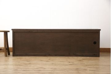 ローボードを新規製作!当店のオーダー家具を参考にご希望のサイズで。建具にレーザー加工を施した波千鳥を取り入れ、後ろにクリアガラス。引き出し4杯、戸棚内は棚板を1枚設置。棚内部に穴あけ加工を施し、色味はチェスナット系に着色。(テレビ台、テレビボード、サイドボード、収納棚、戸棚)