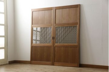 組子風帯戸2枚を新規製作!当店オーダー家具を参考に組子をレーザー加工にて再現し、スリガラス・クリアガラスを片面ずつ使用。引手・戸車を取り付け、色味はオーダー家具を参考に着色。(引き戸、建具、ガラス帯戸)