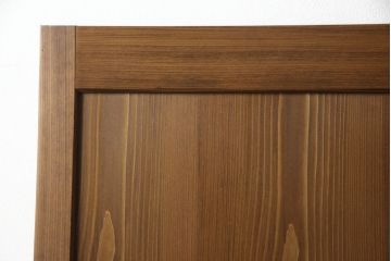 組子風帯戸2枚を新規製作!当店オーダー家具を参考に組子をレーザー加工にて再現し、スリガラス・クリアガラスを片面ずつ使用。引手・戸車を取り付け、色味はオーダー家具を参考に着色。(引き戸、建具、ガラス帯戸)