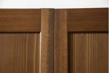 組子風帯戸2枚を新規製作!当店オーダー家具を参考に組子をレーザー加工にて再現し、スリガラス・クリアガラスを片面ずつ使用。引手・戸車を取り付け、色味はオーダー家具を参考に着色。(引き戸、建具、ガラス帯戸)