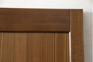 組子風帯戸2枚を新規製作!当店オーダー家具を参考に組子をレーザー加工にて再現し、スリガラス・クリアガラスを片面ずつ使用。引手・戸車を取り付け、色味はオーダー家具を参考に着色。(引き戸、建具、ガラス帯戸)